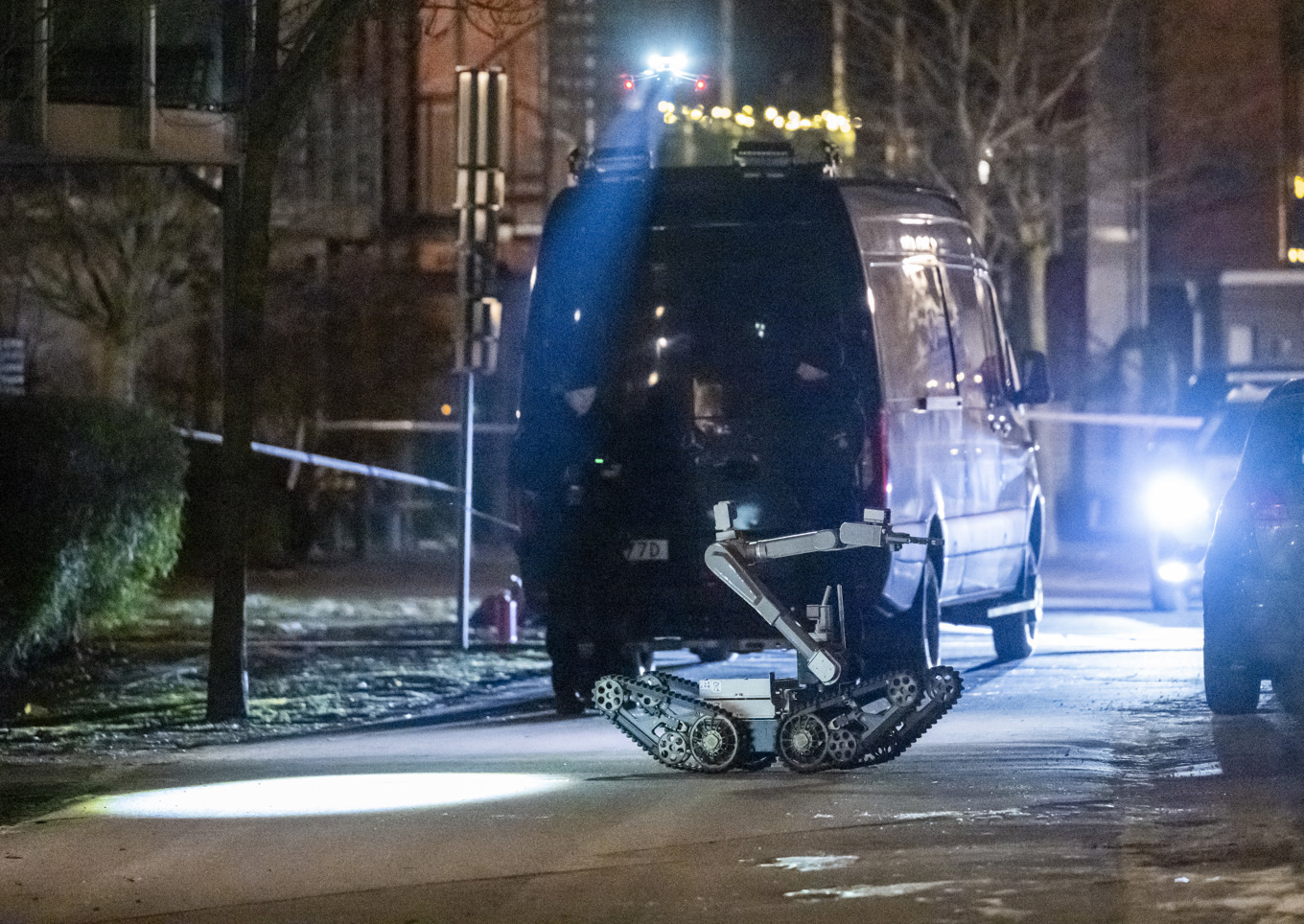 Polis och bombtekniker med bombrobot och drönare på plats i efter ett fynd av ett misstänkt farligt föremål i Malmö på söndagskvällen. Foto: Johan Nilsson/TT