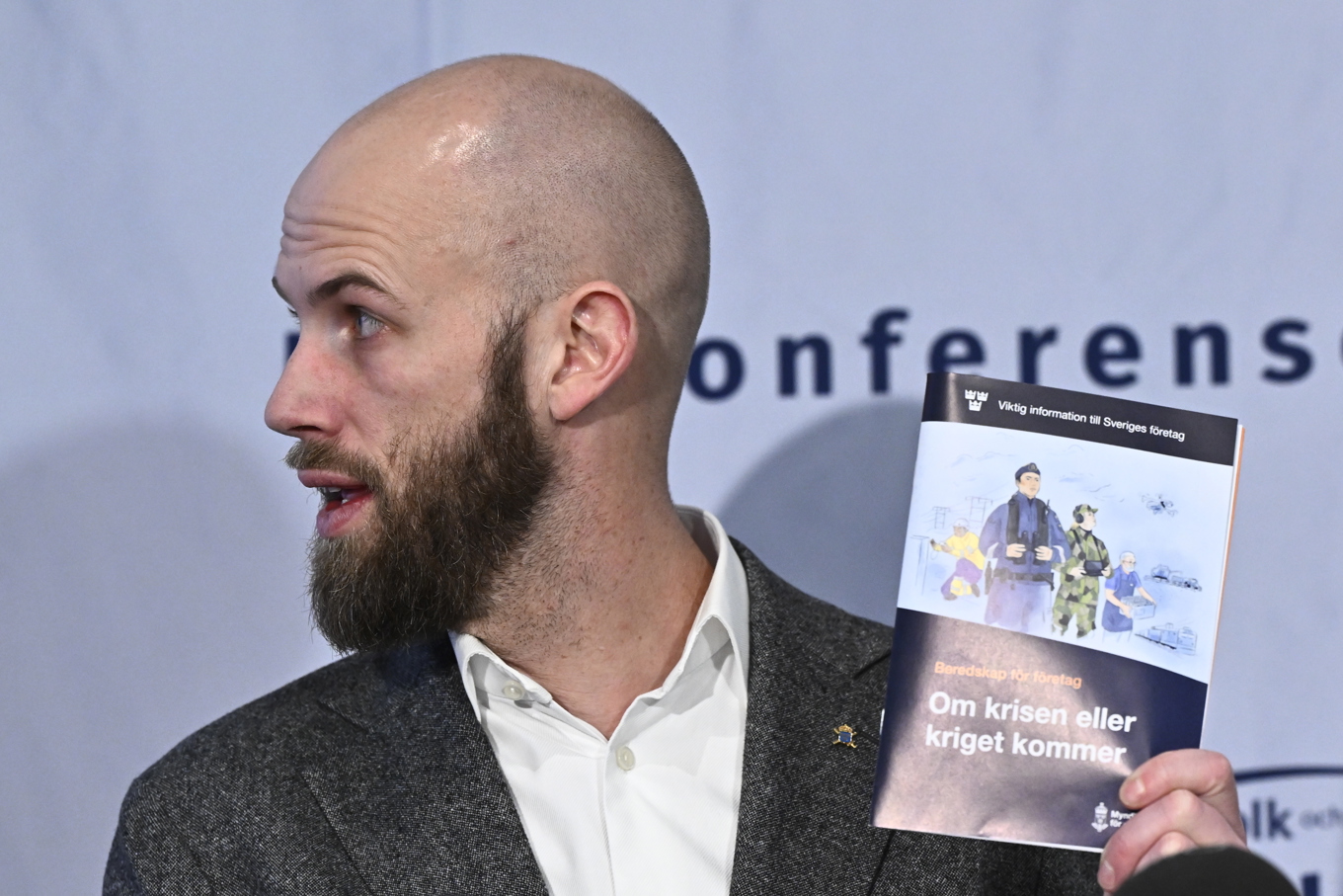 Carl-Oskar Bohlin (M), minister för civilt försvar, presenterar den blå broschyren "Om krisen eller kriget kommer" som nu ska skickas till företag och organisationer. Foto: Henrik Montgomery/TT