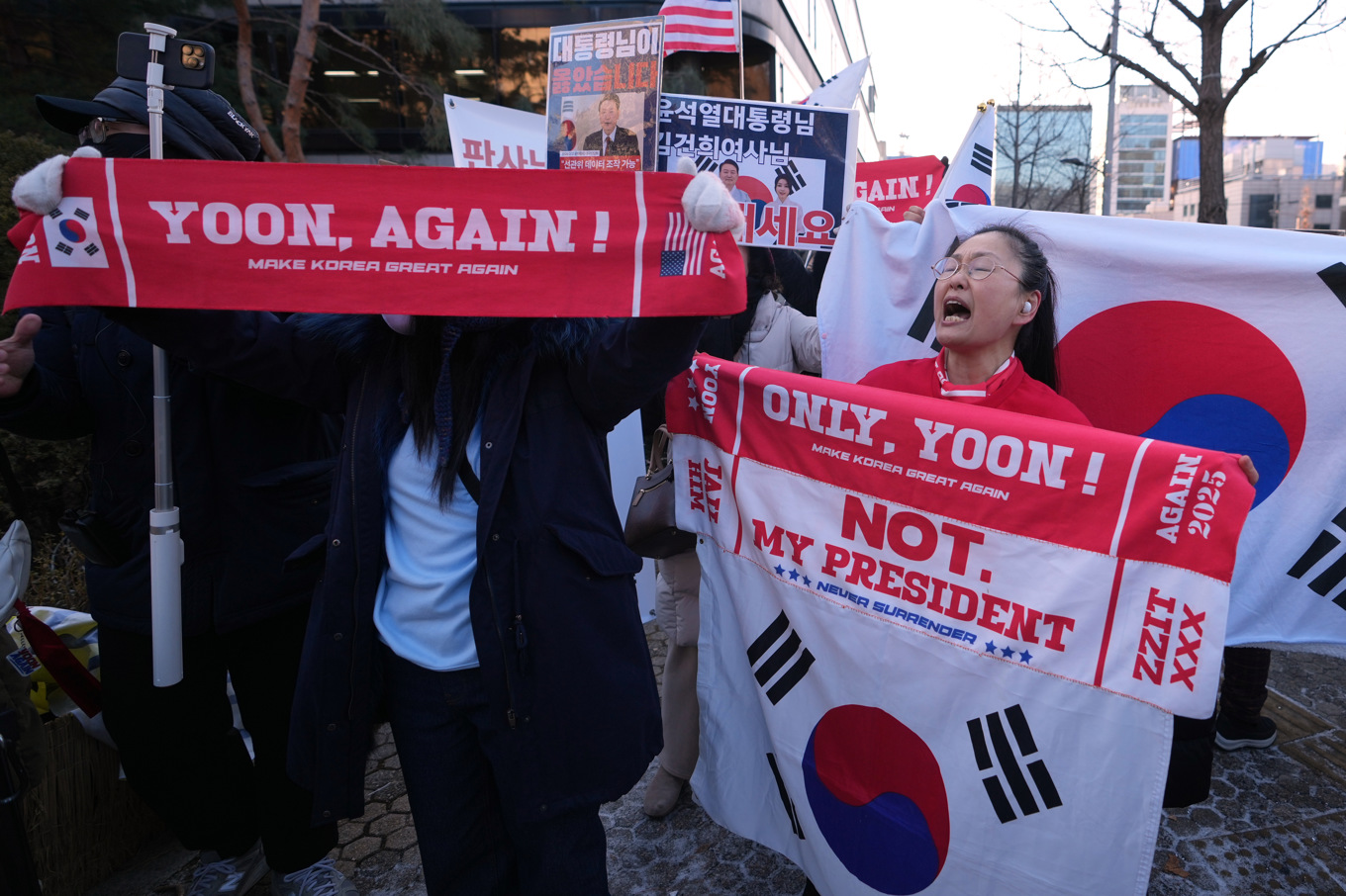 Anhängare till den tidigare presidenten Yoon Suk-Yeol utanför en domstol i Seoul på tisdagen. Foto: Lee Jin-Man/AP/TT