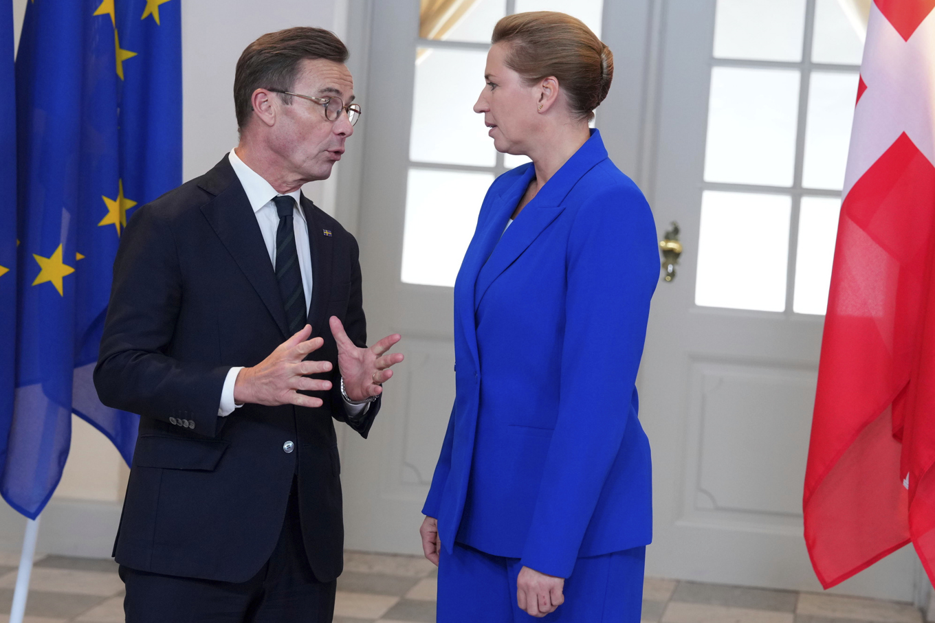 Sveriges Ulf Kristersson (M) aviserar stöd till sin danska kollega Mette Frederiksen. Arkivbild. Foto: Liselotte Sabroe/Ritzau Scanpix/AP