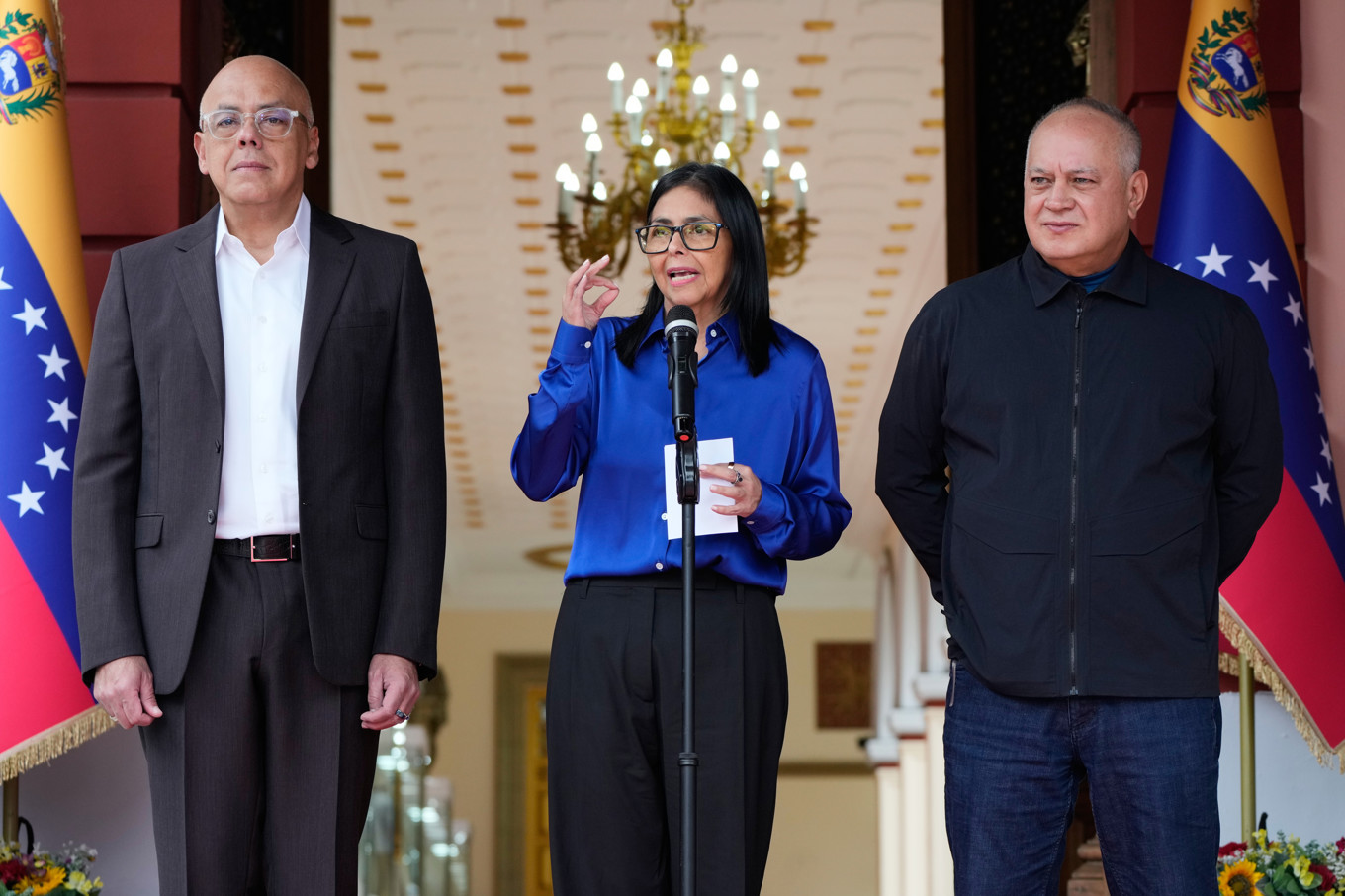 Venezuelas interimspresident Delcy Rodríguez, omgiven av inrikesminister Diosdado Cabello, till höger, och parlamentets talman Jorge Rodríguez under en presskonferens i Caracas på onsdagen. Foto: Ariana Cubillos/AP/TT