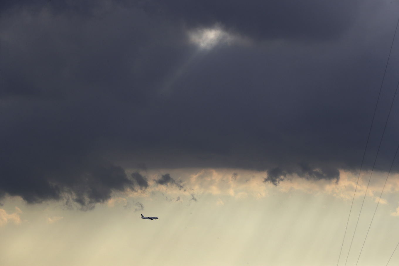 Ett flygplan ovan Irans huvudstad Teheran. Arkivbild. Foto: Vahid Salemi/AP/TT