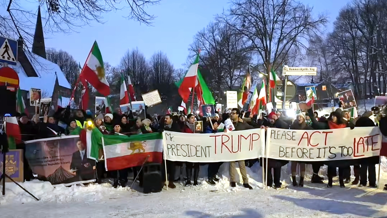 Iranska demonstranter samlades utanför USA:s ambassad i Stockholm för att kräva regimskifte i Iran och visa stöd för protesterna mot den islamiska republikens styre. Manifestationen hölls inom ramen för det internationella uppropet ”100 Cities”. Foto: Roger Sahlström.