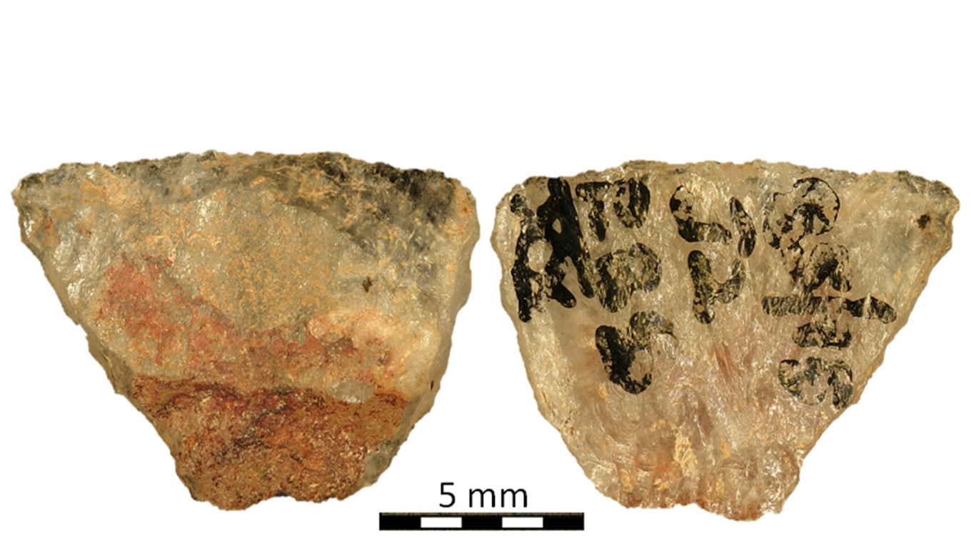 Fynden från Umhlatuzana Rock Shelter utgör de första direkta bevisen för jakt med förgiftade pilar. Bilden visar båda sidor av en av pilspetsarna. Till vänster syns spår av organiska lämningar där giftrester har hittats. Foto: Marlize Lombard/Stockholms universitet