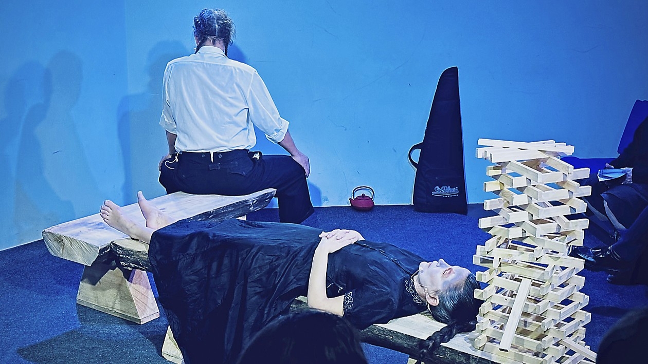 Skådespelarna Max Lundqvist och Sofi Helleday från Teater Kaos i ”En föreställning till”. Foto: Josefin Ljungman