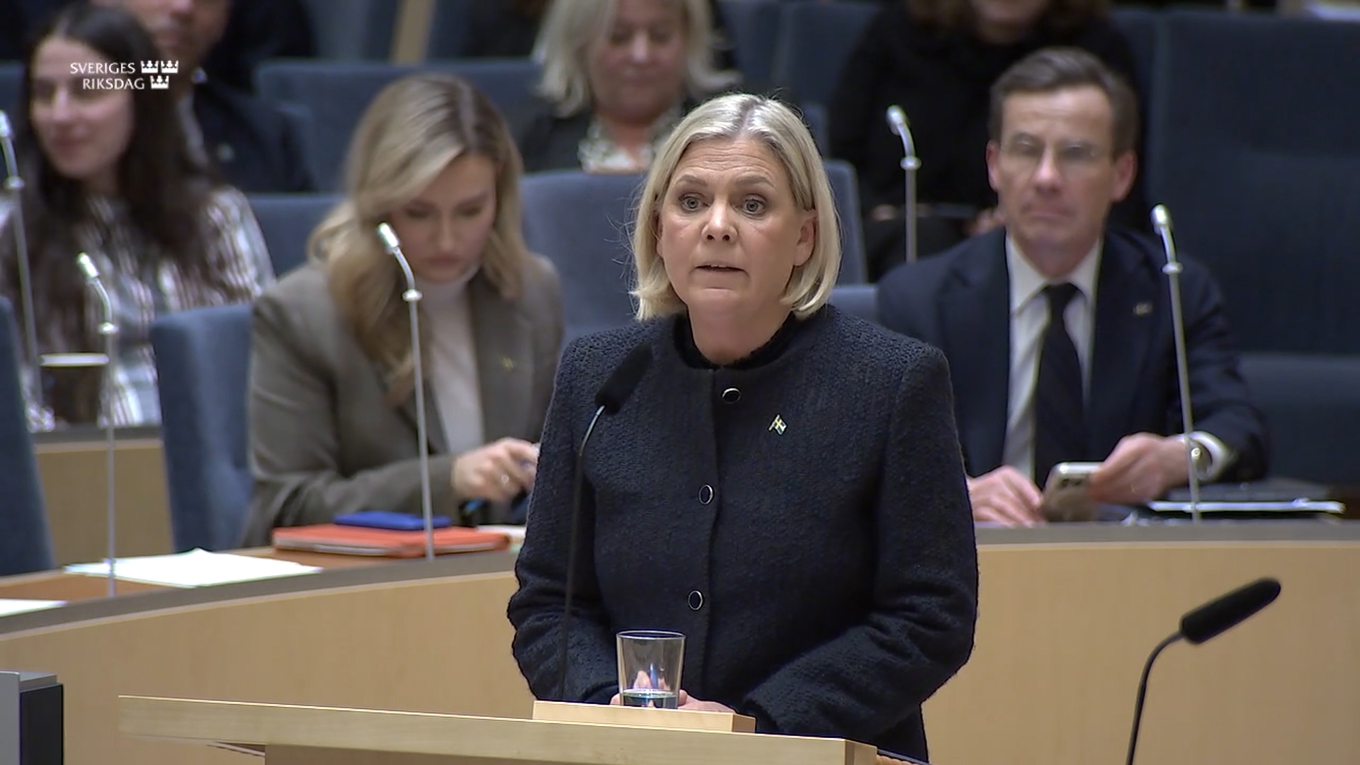 Magdalena Andersson (S) under partiledardebatten, där hon fick frågor om en granskning av Socialdemokraterna i Kvartal. Foto: Riksdagen.se